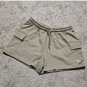 Gymshark green  Cargo Shorts for Women ( fits like a medium) it’s says small 👇🏻